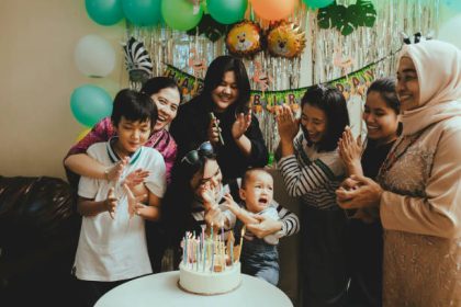 Comment les familles saoudiennes célèbrent-elles les naissances ?