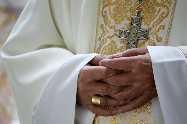 Histoire et signification de la dalmatique dans la liturgie catholique