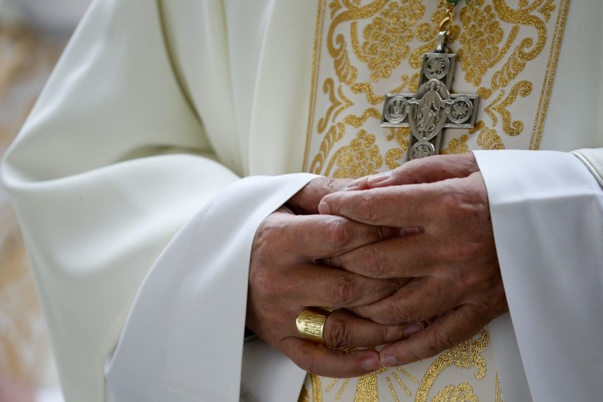 Histoire et signification de la dalmatique dans la liturgie catholique