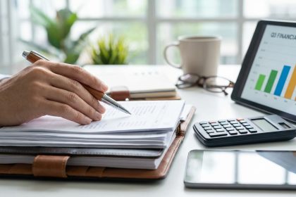 Astuces concrètes pour optimiser son dossier bancaire avant d'emprunter